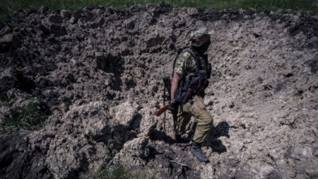 Украински военен край фронтовата линия в района на Изюм, южно от Харков, 8 юни 2022 г.