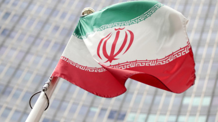 Иранският флаг пред сградата на Международната агенция за атомна енергия във Виена.