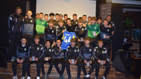 За финал Груев се снима с юношите.