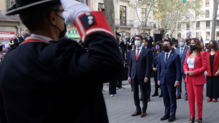 Официални лица на церемонията пред паметника на Рафаел Касанова в Барселона на националния празник на Каталуния.