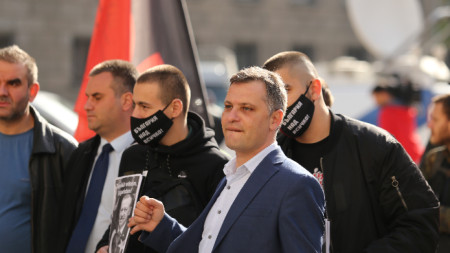 Активисти на ВМРО излязоха на протестна акция пред парламента срещу