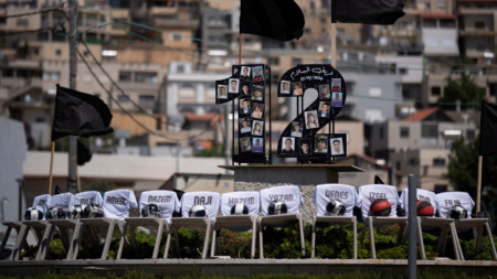 Хора стоят пред снимките на 12 деца и тийнейджъри, убити при нападението в Маждал Шамс, 30 юли 2024 г. .
