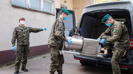 Полски военни даряват картофобелачка на социален дом в Лодз.