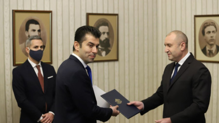 Kirill Petkov (majtas) duke marrë mandatin nga Presidenti Rumen Radev për formimin e qeverisë 