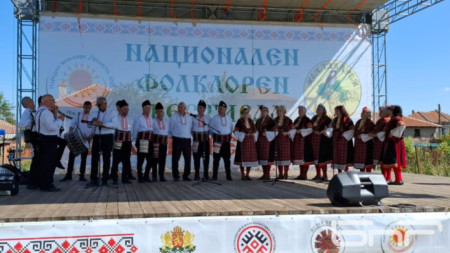 Фолклорен състав за автентичен тракийски фолклор 