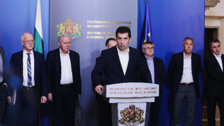 Министър-председателят Кирил Петков и министърът на енергетиката Александър Николов дадоха брифинг след се срещната с представители на работодателските организации и синдикатите в Министерския съвет.