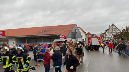 Германски медии разпространиха снимка от мястото на инцидента във Фолкмарзен, направена от Елмар Шултен, посетител на карнавала.