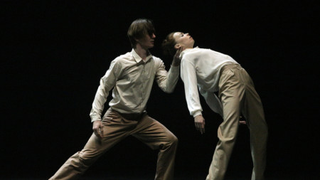 Кадър от спектакъла „Изгасване“ на Димо Милев на сцената на Болшой театър. На снимката: Е. Крисанова и Вл. Лантратов.