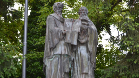 Паметникът в двора на Профилираната хуманитарна гимназия „Св. Св. Кирил и Методий“ в Казанлък