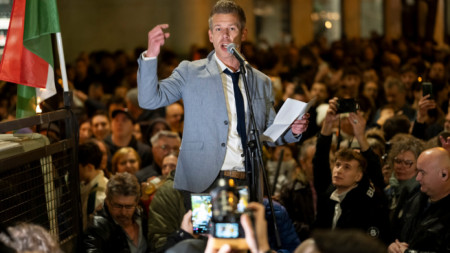Петер Мадяр говори пред събралото се множество в Будапеща на 26 март 2024 г. 