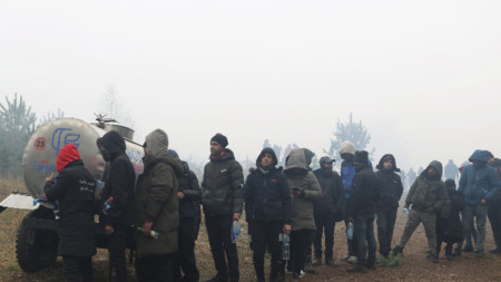 Мигранти  на опашка за вода в лагера на границата между Беларус и Полша в района на Гродно, недалеч от ГКПП Брузги, Беларус, 11 ноември 2021 г.