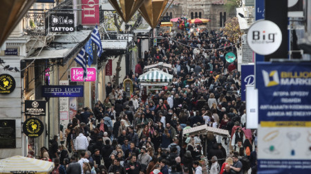 Една от най-оживените улици в центъра на Атина, 30 декември 2023 г.