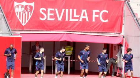 Футболистите на Севиля по време на последната тренировка вчера.