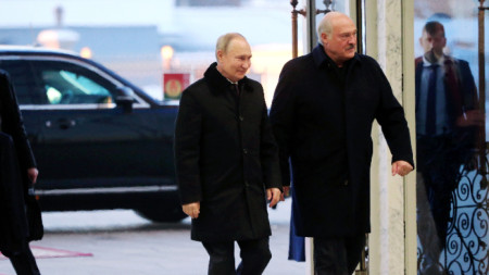 Руският президент Владимир Путин и президентът на Беларус Александър Лукашенко (вдясно) пристигат за разговорите си в Двореца на независимостта в Минск.19 декември 2022 г. 