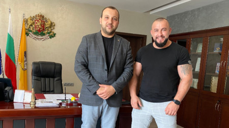 д-р Мехмедов (отдясно) с кмета на Нови пазар Георги Георгиев