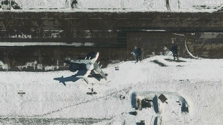 Сателитна снимка на руски военен самолет А-50, разположен на авиобаза близо до Минск