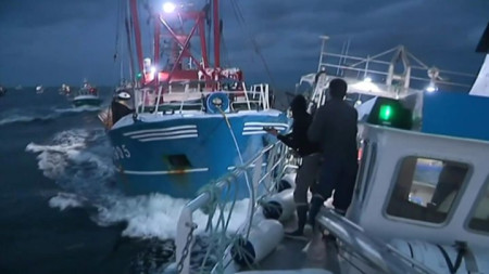 Кадър от сблъсъците в Ламанша между френски и британски рибари заради улов на миди.