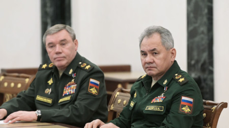 Началникът на генералния щаб на руските въоръжени сили Валери Герасимов (вляво) и министърът на отбраната на Русия Сергей Шойгу - архивна снимка от 27 февруари 2022