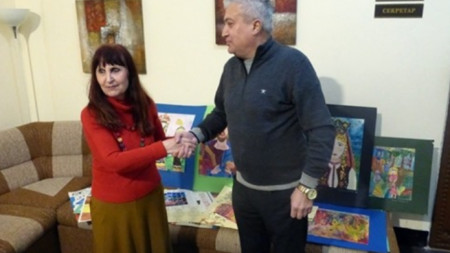 Майя Ананиева връчва дарението на Ивайло Атанасов, председател на Настоятелството на читалище „Съгласие“.