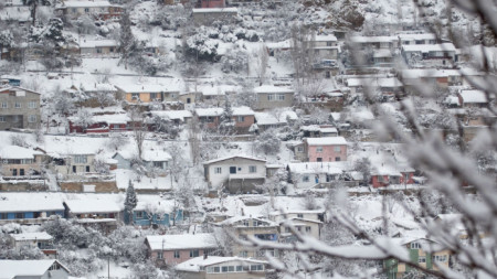Покрити със сняг къщи в квартал Гюлсую в Истанбул, Турция, 24 януари 2022 г.