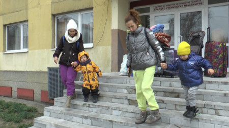 Децата на украинските бежанци у нас ще се считат за