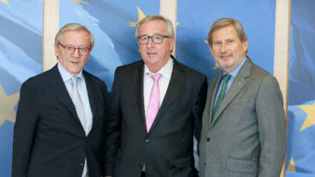Отдясно налляво - бившият канцлер на Австрия Волфганг Шюсел, бившият председател на ЕК Жан-Клод Юнкер и бившият еврокомисар по разширяването Йохане Хан - снимка от 3 май 2018