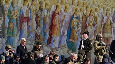 Джо Байдън и Володимир Зеленски (долу вляво) при изненаваща визита на президента на САЩ в Киев