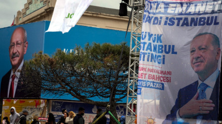 Предизборни билбордове на основните съперници - Кемал Кълъчдароглу и Реджеп Ердоган, Истанбул, 11 май 2023 г.
