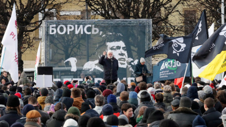 Според полицията в уличното шествие в Москва са участвали около 6 хиляди души, но организаторите твърдят, че те са били поне два пъти повече. 