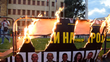 Протестиращите горят плакат със снимки на политици от Северна Македония, които подкрепят френското предложение, Скопие, 6 юли 2022 г.