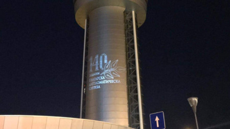 Кадър от светлинното шоу, което може да бъде видяно всяка вечер на контролната кула на летище София.