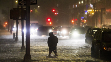 Наводнение в квартала Куинс на Ню Йорк от валежи, съпътстващи бурята Айда.
