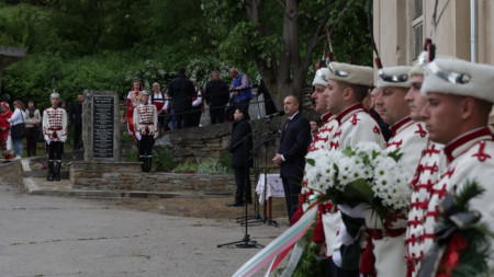 В село Руня Румен Радев участва в церемонията по откриване и освещаване на паметника на загиналите жители на селото във войните на България.