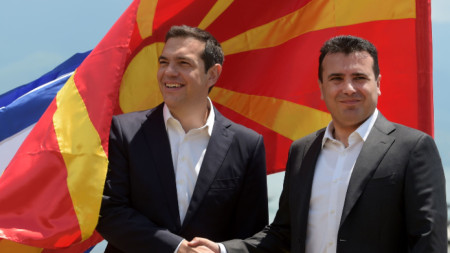 Премиерите на Гърция Алексис Ципрас (вляво) и на Северна Македония Зоран Заев при подписването на Преспанския договор - 17 юни 2018