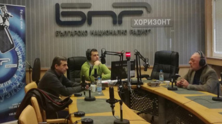 Димитър Манолов (вляво) и Радосвет Радев (вдясно) в студиото на „Неделя 150“ с водещия Явор Стаматов.