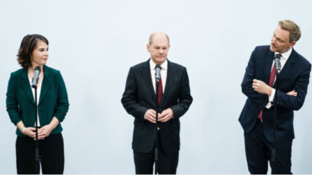 Олаф Щолц (в средата), Аналена Бербок (вляво) и Кристиан Линднер - лидерите на трите партии, започващи преговори за коалиция