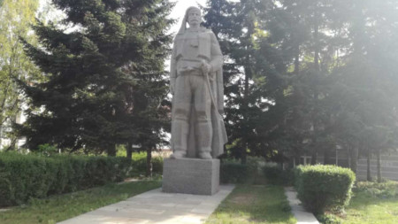 Високият над 5 метра паметник на Ильо войвода в Кюстендил ще бъде осветен нощем