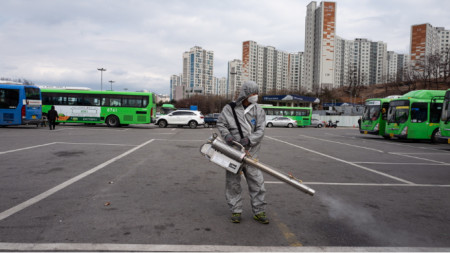 Служител дезинфекцира паркинг на обществения транспорт в Сеул, Южна Корея като част от мерките срещу разпространение на коронавируса.