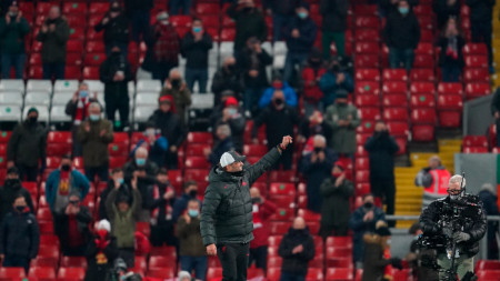 Клоп поздравява феновете на Ливърпул след победата.