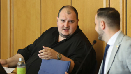 Заместник-кметът на столицата Никола Лютов в СОС, вдясно е председателят Цветомир Петров.
