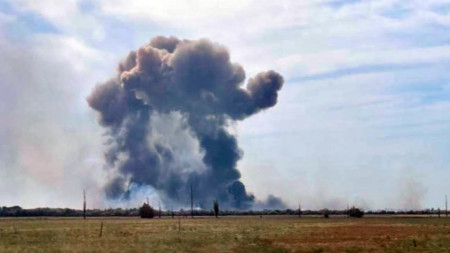 Облак дим от експлозия в руската ВВС база „Саки“ край Новофедотовка на полуостров Крим, 9 август 2022 г.