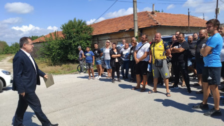 Земеделският министър на среща с протестиращи земеделци в Ръжево Конаре, 30 август 2021 г.