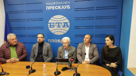 От ляво на дясно: Кирил Саксанов, Владимир Темелков, Пламен Панчев, Николай Стаматов и Мария Белчева