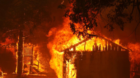 Пламъци са обхванали къща край град Грийнвил, Калифорния.