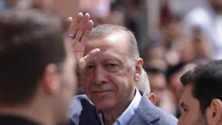 Турският президент Ердоган поздравява поддръжниците си преди да гласува на общите избори в Истанбул, 14 май 2023 г.