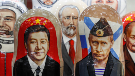 Матрьошки с портрети на руския и китайския президент са изложени в магазин за сувенири в центъра на Москва, 20 март 2023 г.