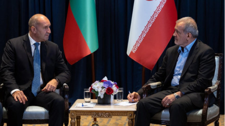 El presidente de Bulgaria, Rumen Radev (a la izquierda) con el el presidente de Irán, Massoud Pezeshkian