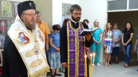 Ремонтираният параклис„Св. безсребреници Козма и Дамиан“ в Университетската болница „Канев“ в Русе  беше осветен от митрополит Наум.