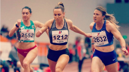 Инна Ефтимова (в средата) ще бяга на 60 метра.