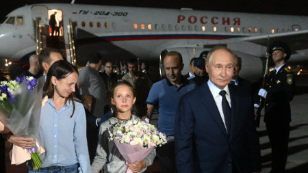 Руският президент Владимир Путин посреща на летището освободените от Запада затворници.